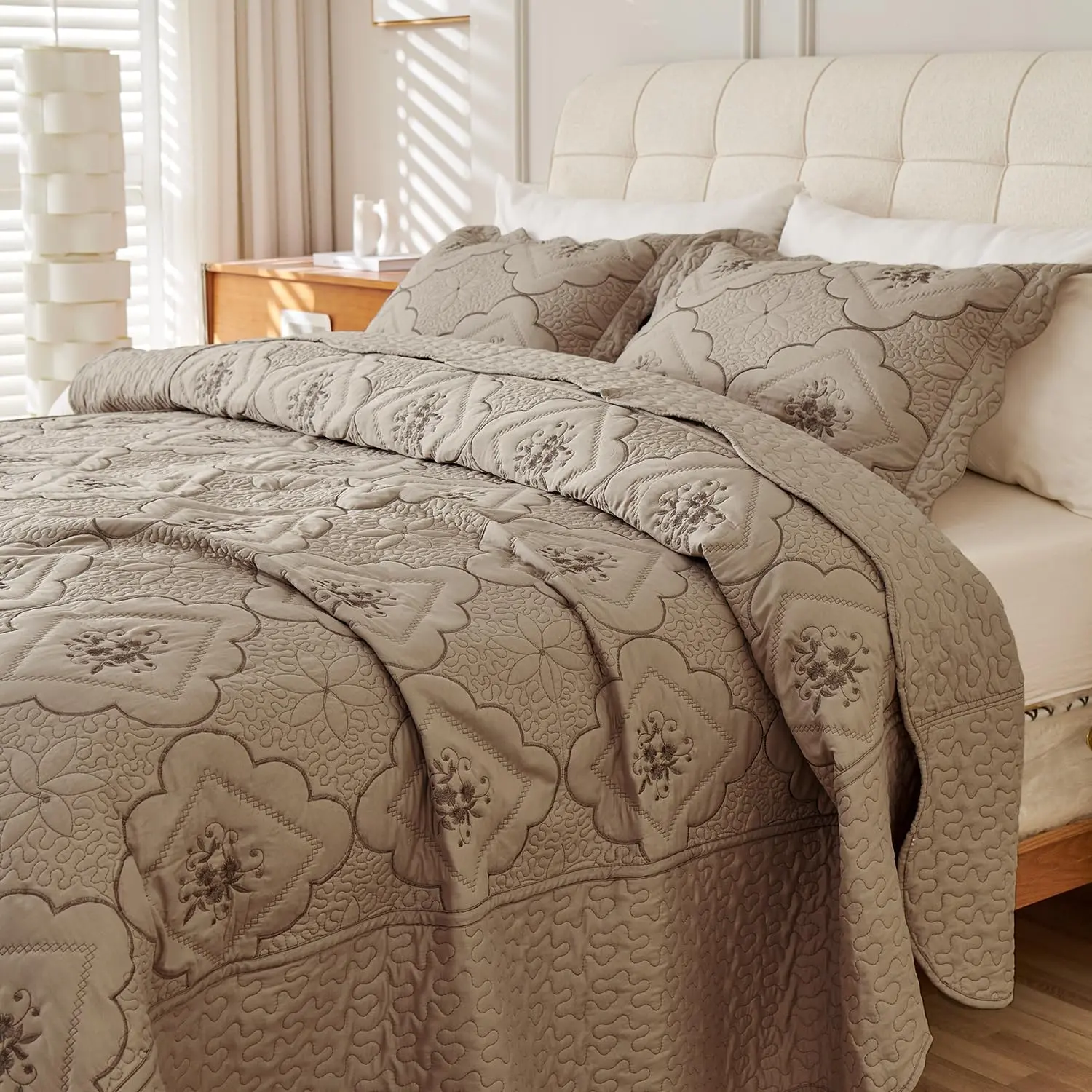 3 PCS Soft Embroidered Quilt Bedding Set - 100% Polyester Decorative Soft Queen Bedding Set, Wrinkle-Resistant Lightweight Coverlet with Pillowcase for Bedroom Elegance Boost, Decorative Bedding Set