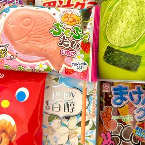 6LB Assorted Asian Snack Box Sweet & Savory Ramen Drinks Multipack Gift Pack with Diverse Flavors from Japan Korea Thailand Vietnam Taiwan China India Snack Set