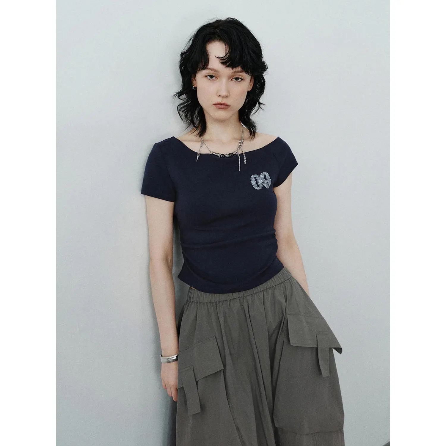 URBAN REVIVO Women's Asymmetric 1-Shoulder Crop Top, Ruched Number Print Cotton T-Shirt with Slim Fit
