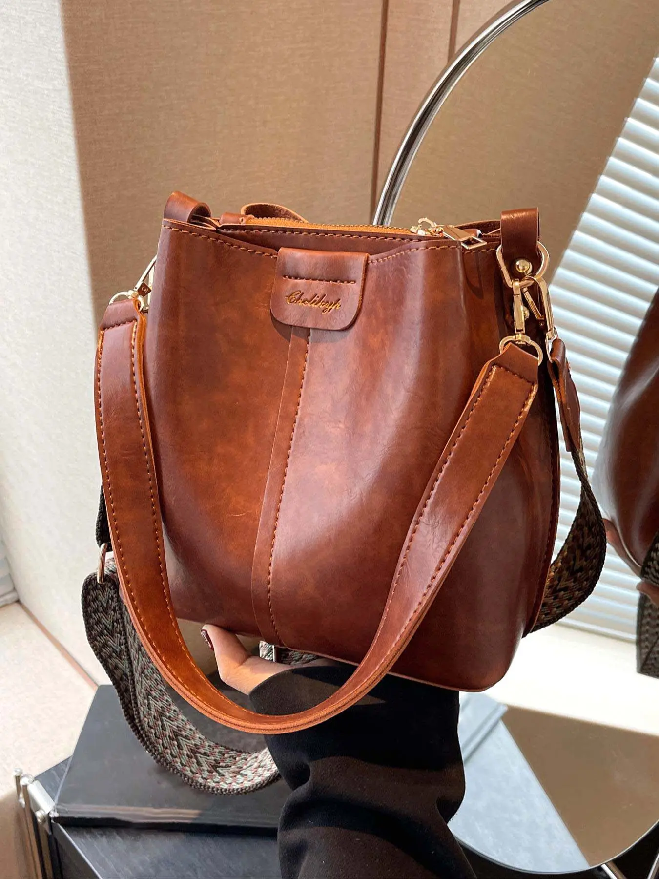Literary retro fashion portable shoulder bucket bag, niche old design, retro casual versatile shoulder tote bag, fashionable and simple, suitable for office workers' daily commuting, shopping and dating, etc., Pu Tote Satchel, Versatile Shoulder Bags