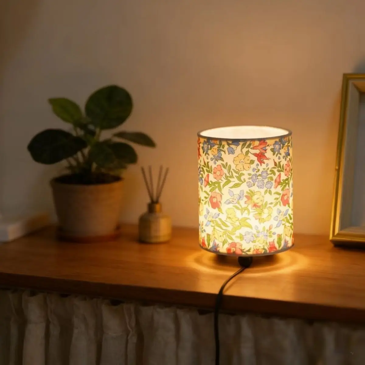 Modern Nordic Small Cute Fabric Decorative Table Lamp, Aesthetic Table Lamp, Flower Design Lamp, Bedroom Bedside Light, LED Nightlight, Creative Decoration, Room Lighting, Led Desk Light, Home Decoration Lamp, Modern Nightstand Lamps