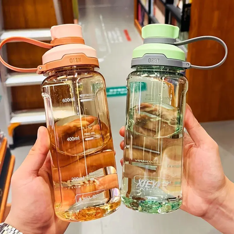 Large-capacity portable water bottle, made of high-transparency, drop-resistant PC material, with a leak-proof handle.