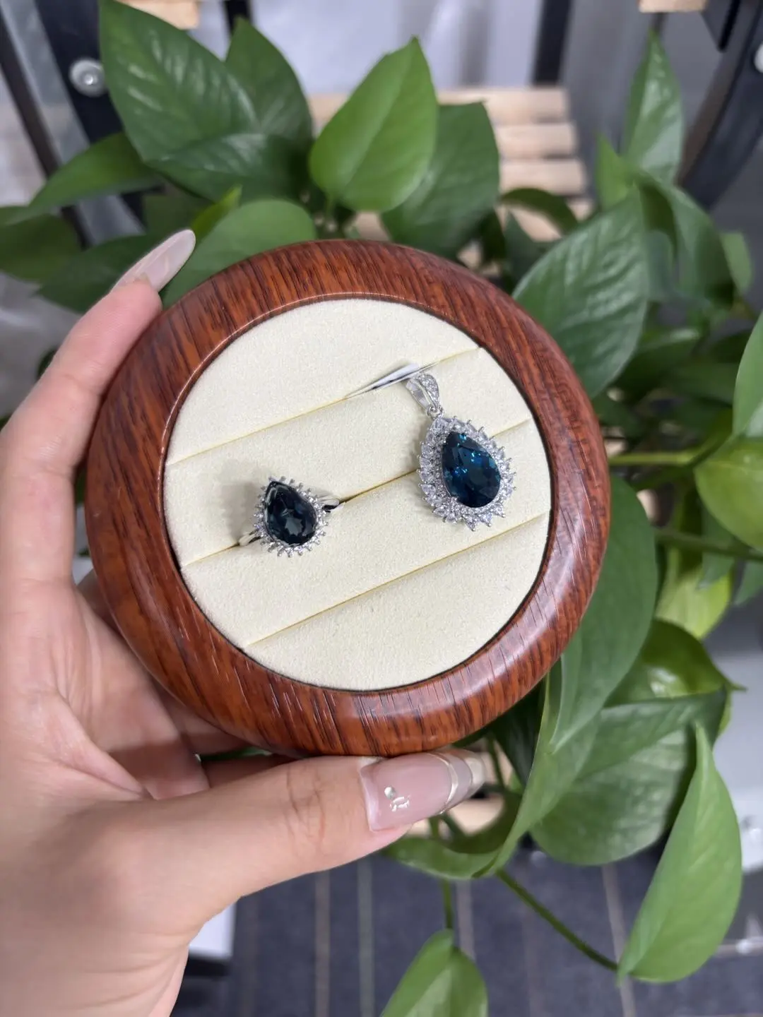 Astrid(13911)gc Midnight Blue Natural Crystal Topaz Crystal Set for Adults, Midnight Blue Topaz