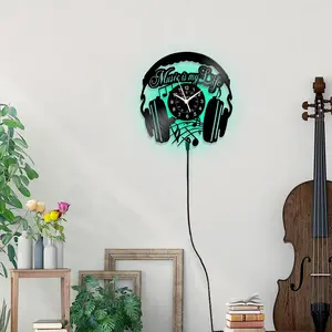 Musical vinyl record clock, illuminated music headphone wall decoration, an aesthetically pleasing gift for music lovers, 12-inch retro silent clock without ticking (batteries not included).