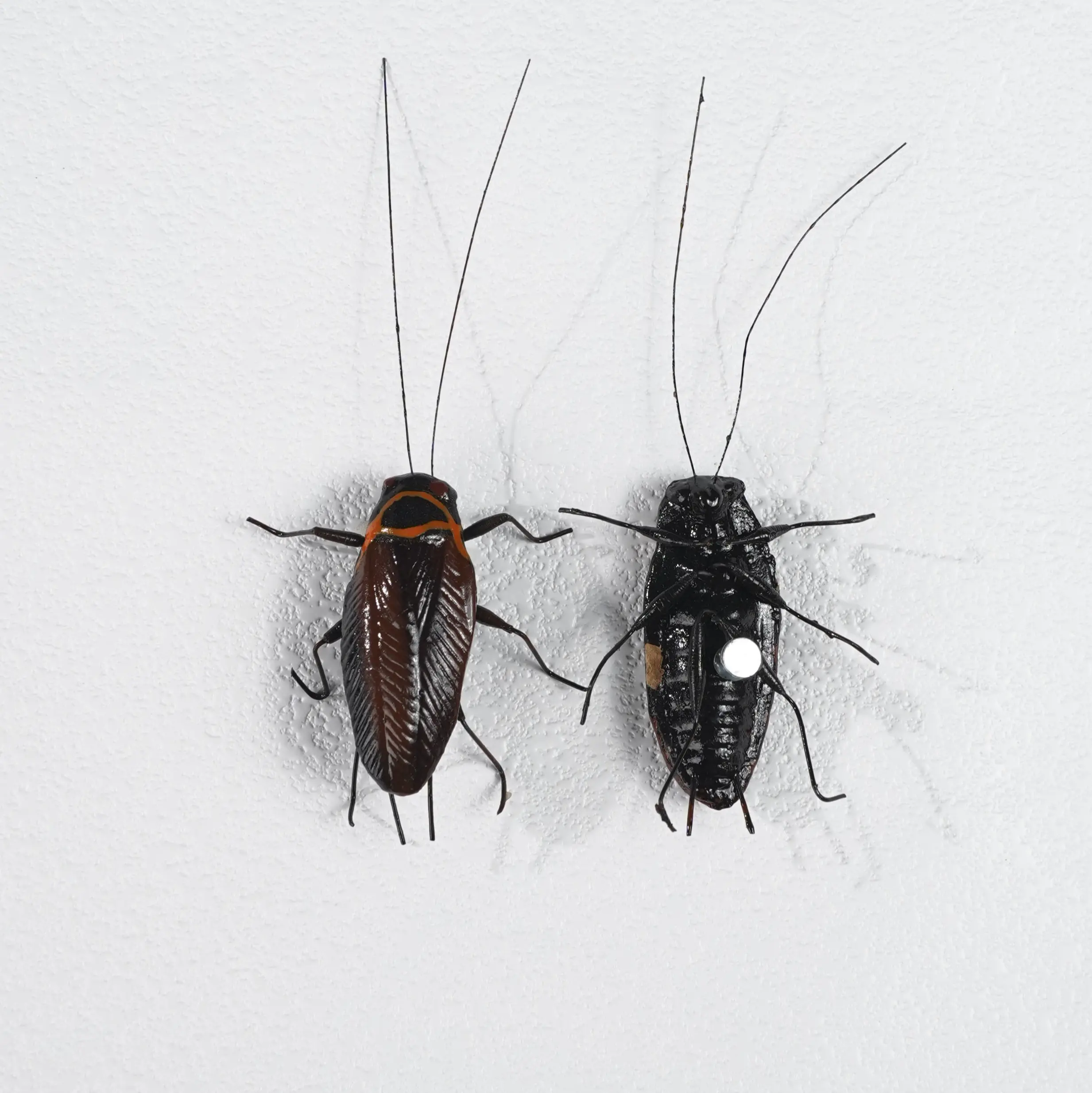 2PCS Cockroach Fridge Magnet - Fun Clay-Made Fake Roaches for Fridge, Car & Office Pranks