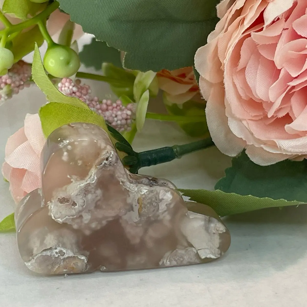 Small flower agate crystal cloud carving