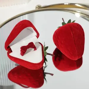 Cartoon Strawberry Ring - The perfect Mother's Day gift, 4.5*5 cm, expressing love and gratitude.