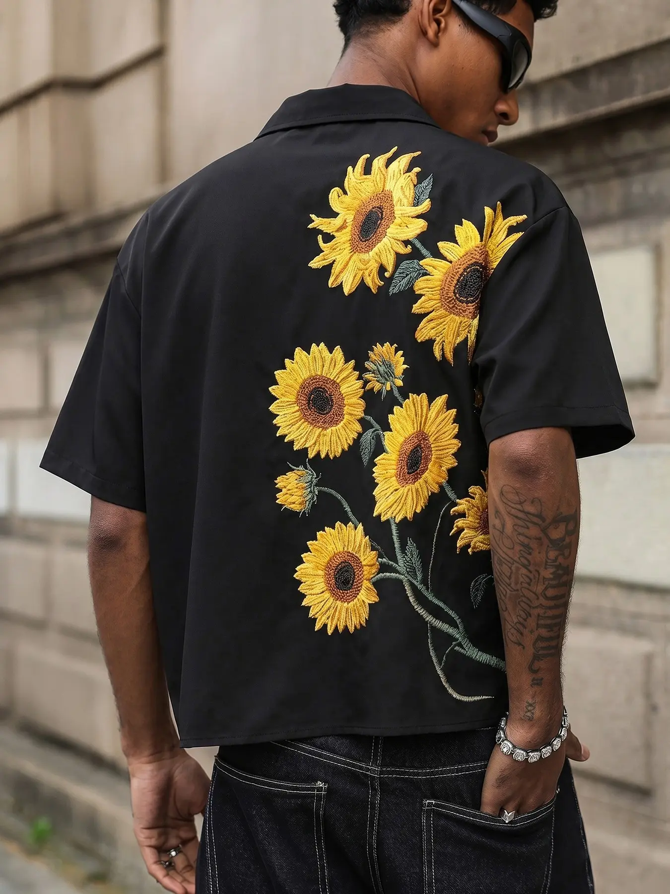 Men's sunflower print Floral short sleeved shirt, loose fitting Baggy street style shirt with bright flower patterns, loose fit for casual outdoor, vacation, and street wear, durable print suitable for urban and retro style fans, Streetwear