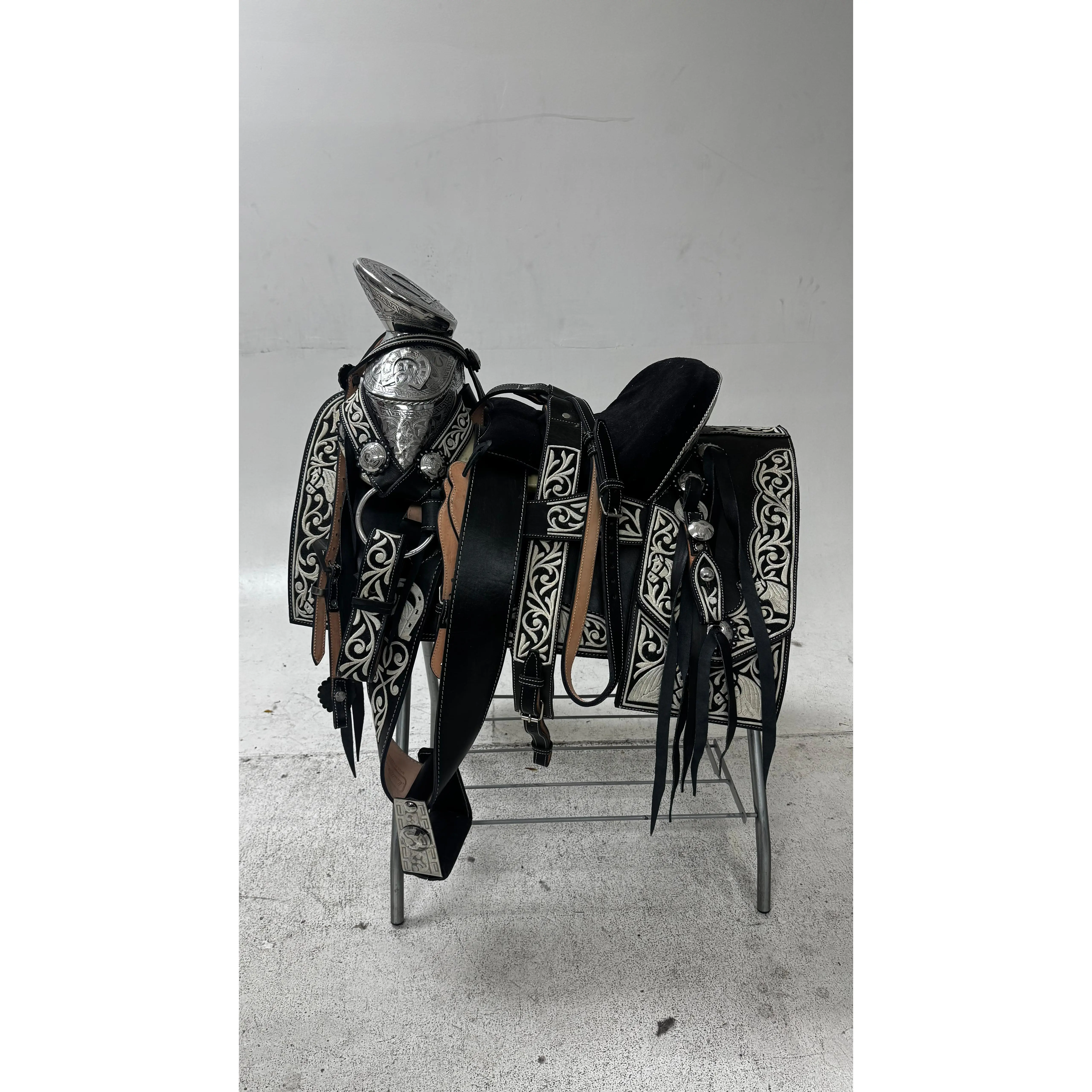 Charro Saddle – Black Piteada/Leather/White Embroidery/Silver (15.5”)