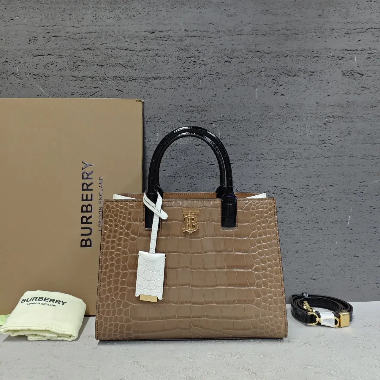 Pre-owned BURBERRY Leather Shoulder Bags 7.8'' R2589 Shoulder Bag C14308212827 0602 T3 Rina