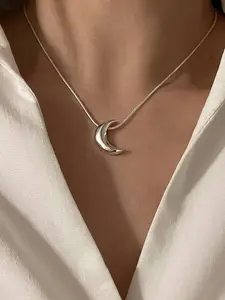 Minimalist Snake Bone Chain Moon Pendant Necklace, Trendy Fashion Y2K Women's Versatile Party Commute Jewelry, Stylish All-Occasion Accessory, Modern Versatile Accessories, Elegant Necklace