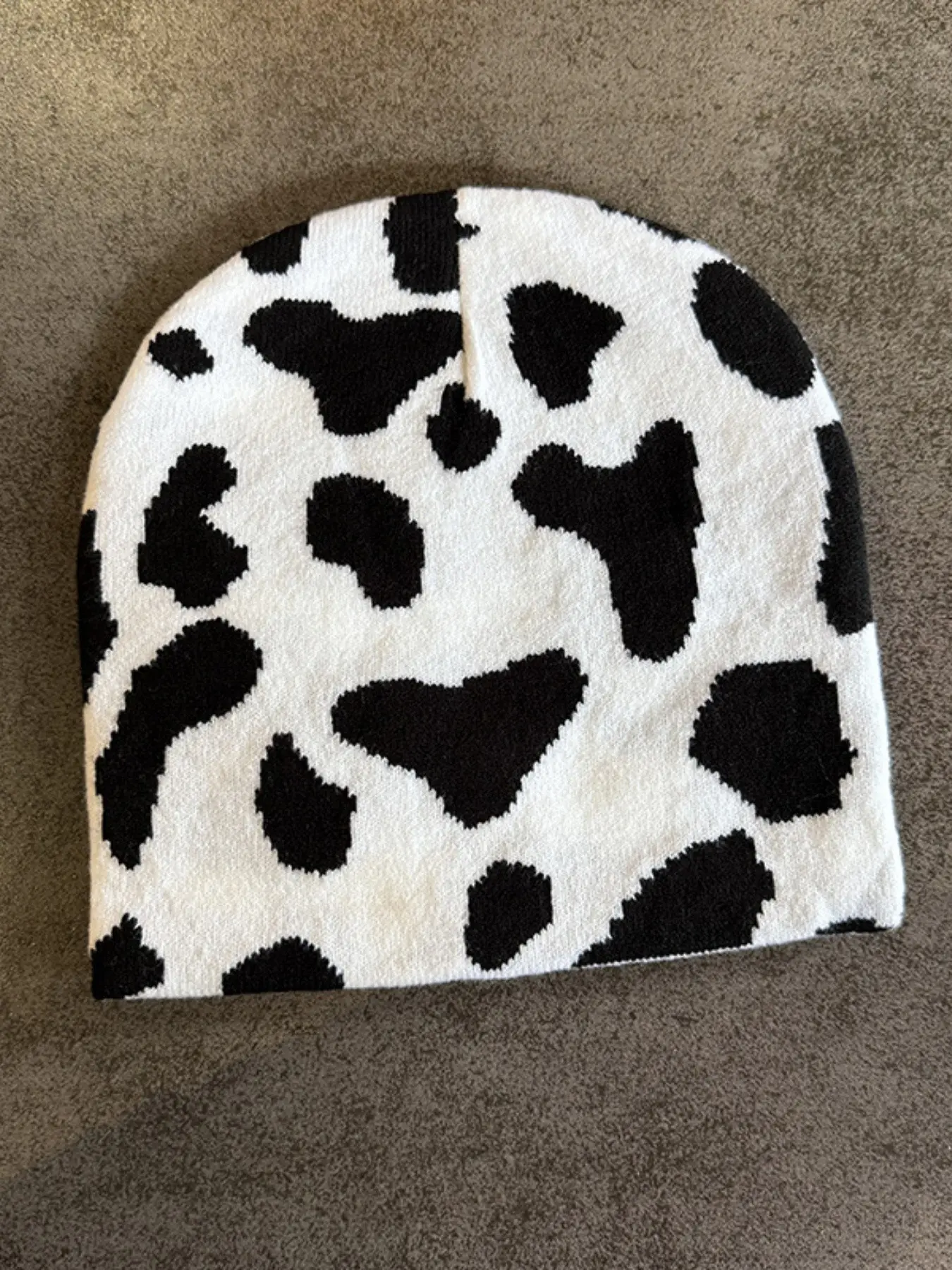 Unisex Cow Print Knit Hat, Animal Hats, Warm Winter Beanie for Men & Women, Fashionable Cold Weather Accessory, Perfect for Outdoor Activities