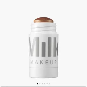 Milk Dewy Cream Highlighter - Cream Color with Dewy Finish, Ideal for Highlighting Skin, Lightweight and Versatile Design