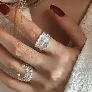 A high-end, high-quality, niche treasure 925 sterling silver ring for women with an ins pleated texture and soft chain design