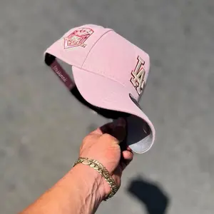 Pink New Era 9FORTY Los Angeles Dodgers Baseball Cap – Curved Brim Hat with Cream LA Logo & Championship Side Patch, MLB Streetwear for Women & Men, Limited Edition 2026 Urban Streetwear Gorra premium, moda urbana para hombres y mujeres