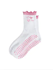 Cute Breathable Yoga Socks with Heart Design, Non-Slip Mid-Calf Socks for Pilates, Gymnastics, Daily Use, Professional Fitness Wear, Athletic Socks