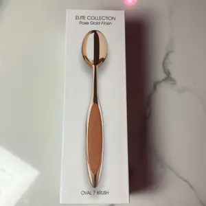Oval 7 brush