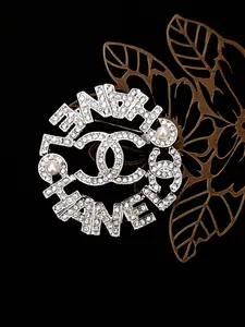 Simple Letter Brooch, Vintage Elegant Zinc Alloy Material, Women's Multi-Use Accessory, Suitable for Parties and Formal Events