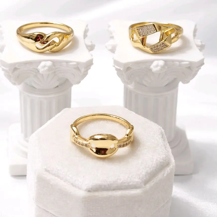 Variedad de anillos elegantes. Laminado de alta calidad