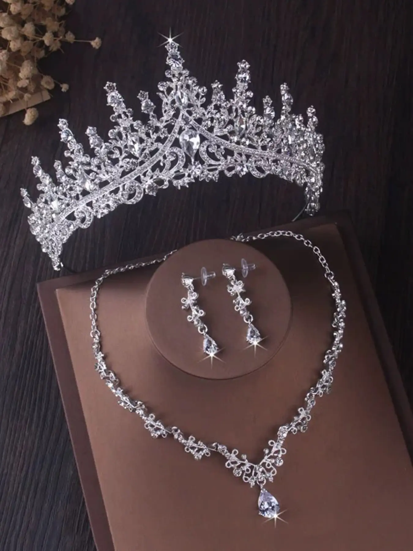 A set of women's silver wedding jewelry, bridal accessories, Bridal sets, Wedding Jewelry Sets For Brides, classic rhinestone crown with necklace and earrings, 4-piece set of wedding dress accessories, also suitable for wedding parties and gatherings