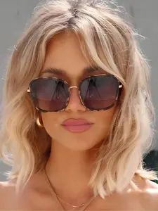 A pair of unisex fashionable, retro and personalized trendy glasses is suitable for daily outings and so on