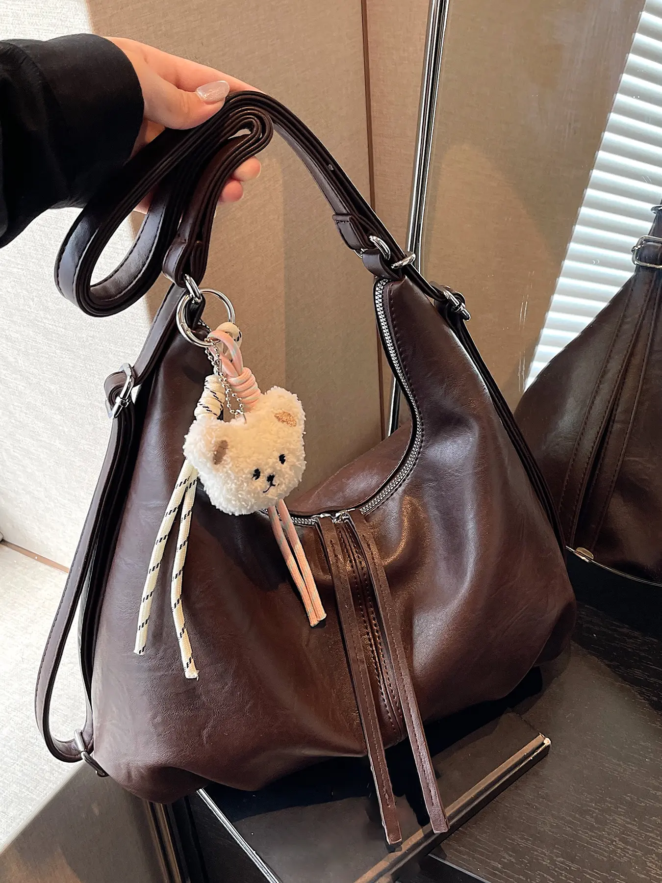 Retro texture dark brown crescent-shaped shoulder handbag, cute bear pendant shoulder bag, niche design simple classic handbag, Hobo Crossbody Bag, Crossbody Fashion Bag, Crossbody shoulder purses, suitable for students, shopping, etc.