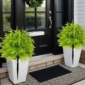 3 pieces of Boston fern planters, extremely realistic and lifelike artificial plants. These artificial greenery can be used for indoor and outdoor courtyards, gardens, and decoration throughout the four seasons. They are suitable for Christmas, Halloween,