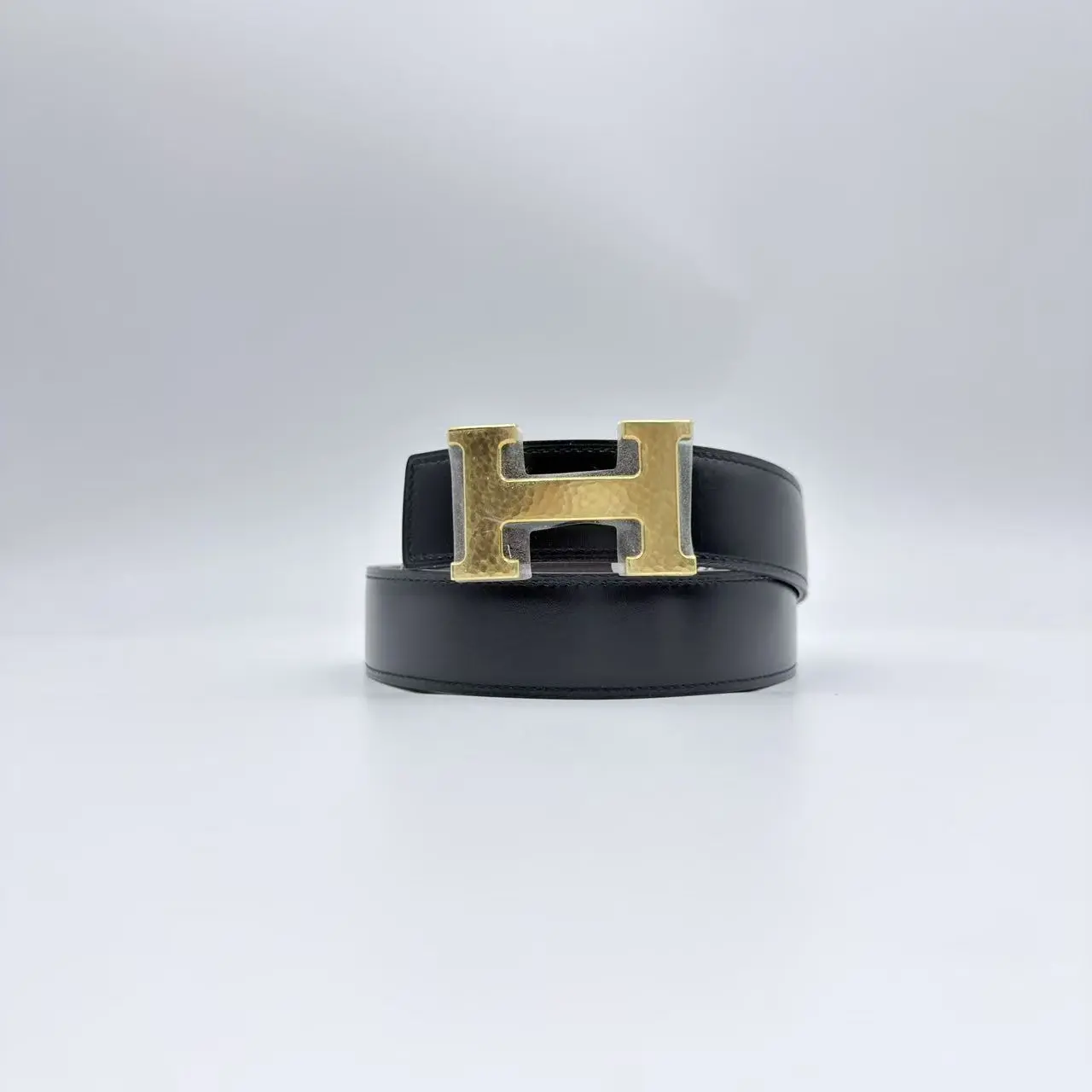 Pre-owned HERMES Belt 32mm, Shining Gold Toned Buckle, Double Sided Black and Taupe Cowhide Leather, European Size Q612