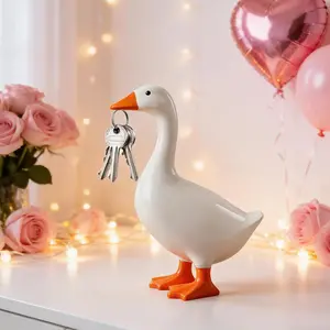 Simple Office Art Ornament Cute Resin Goose Desktop Sculpture with Magnetic Keychain Under Goose Mouth, Animal Theme Decor for Bedroom Hotel Luxury Home & Administrative Gifts