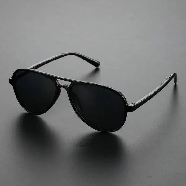 1 pair of women's retro black-frame glasses, stylish black round lenses, UV400 protection, suitable for daily commuting and outdoor activities, combining trendy styling and eye protection.