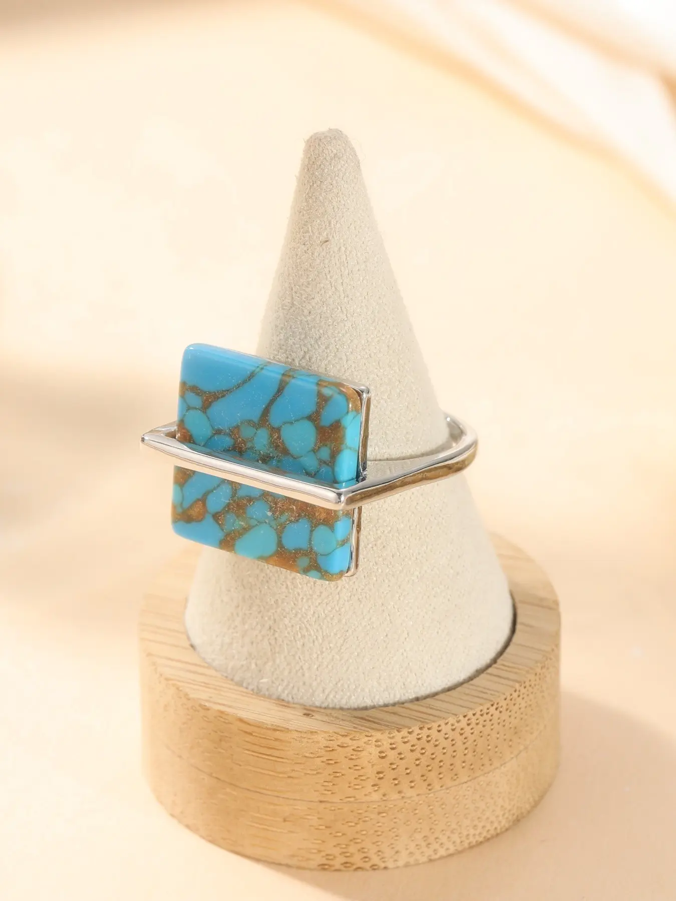 This ring exudes a natural artistic flair. Its minimalist yet powerful overall design, Elegant ring, is understated yet full of tension, making it perfect for themed parties, outdoor camping, and other occasions. Statement Multi Ring