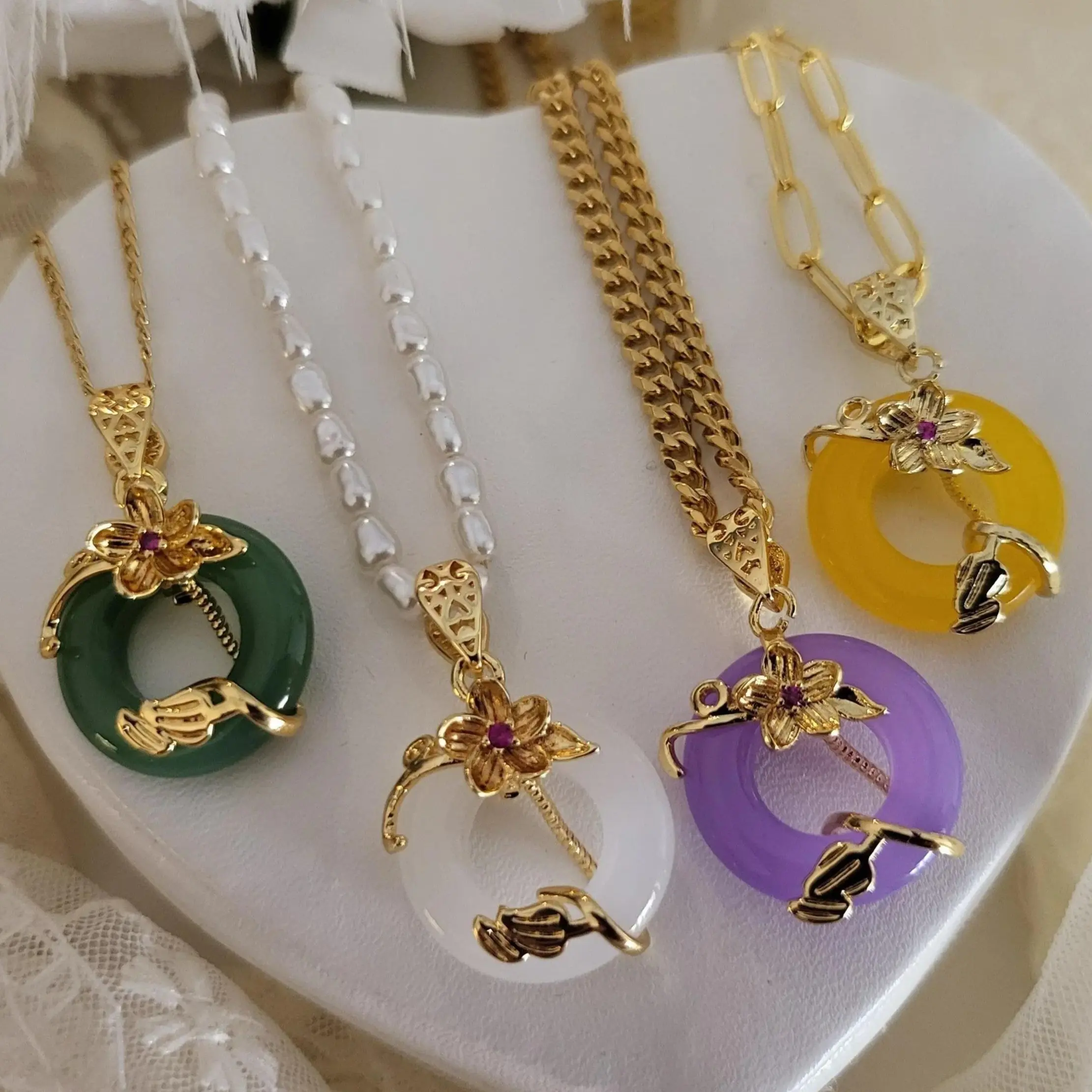 Women's Stainless Steel Vine-Bead Circle Flower Pendant Necklace - Chain & Link Design, Daily Wear Anniversary Fashion Costume Jewelry Accessory