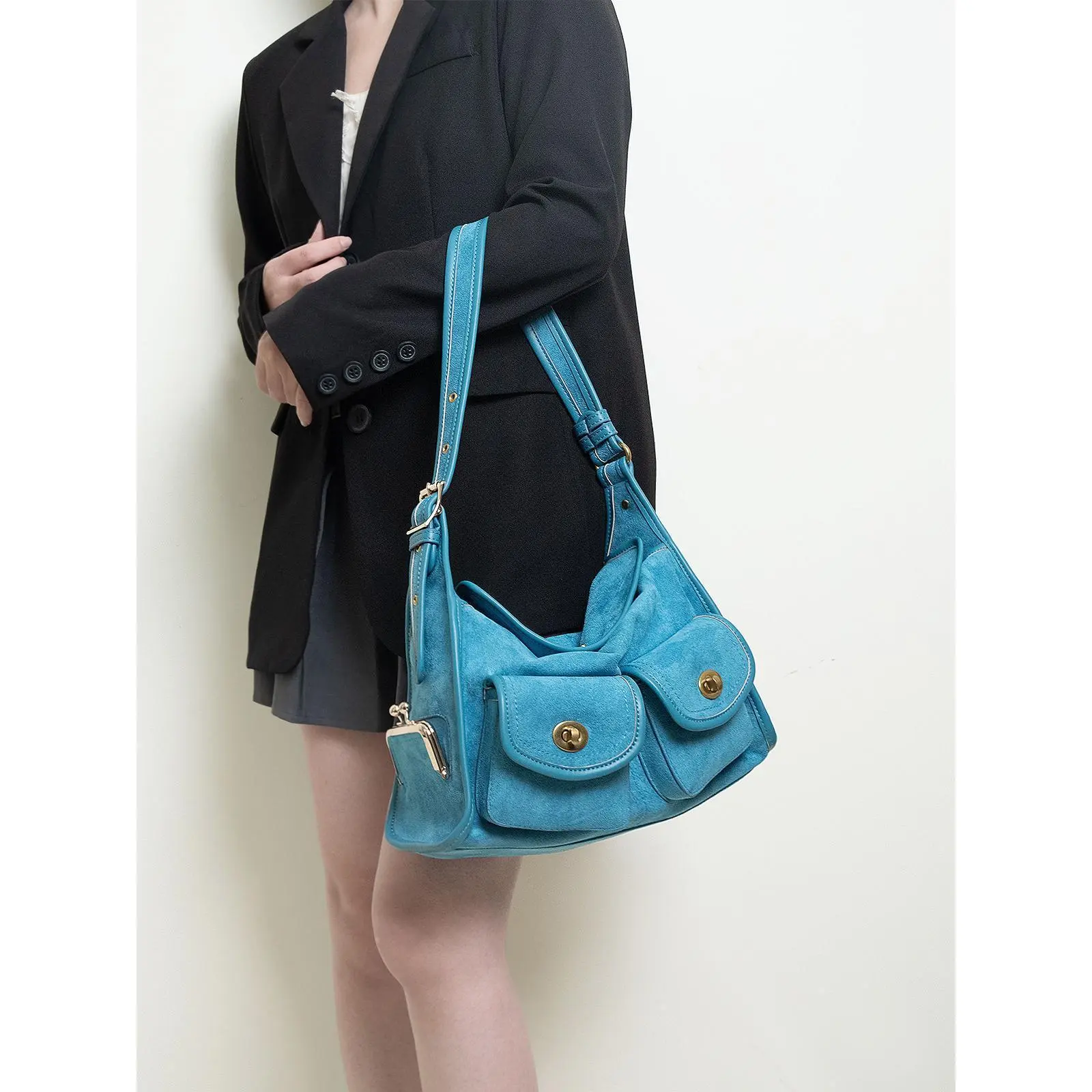 HIATUS medieval gilt lock multi-pocket shoulder pillow bag retro literary and casual wide shoulder strap commuter bag