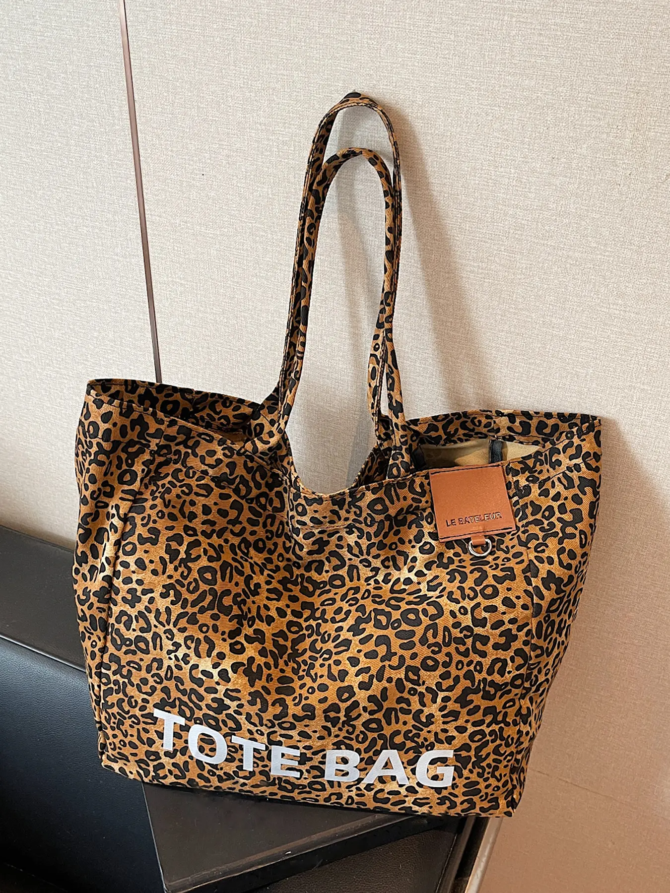 Lazy style and trendy leopard print tote bag, casual and versatile shoulder bag, fashionable and stylish shoulder commuter bag, student commuting storage bag, suitable for commuting, daily matching and other scenarios, Fashionable Patterned Bag