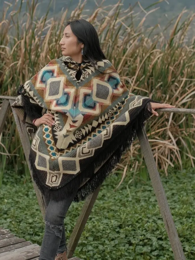 Unisex Alpaca Wool Poncho - V-Shaped Style, Lightweight, Super Soft & Warm, One Size