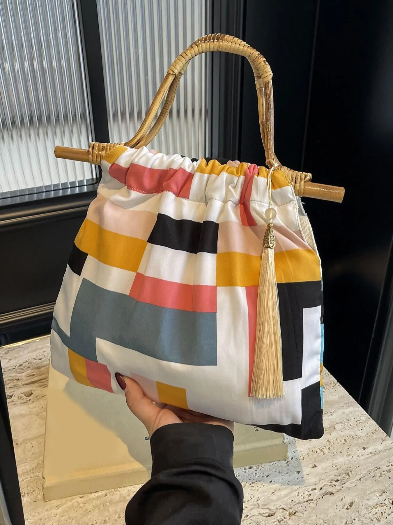 Fresh artistic style and fashionable texture wave point shoulder bag, large capacity niche design practical atmosphere tote bag, sweet and gentle style, can accommodate tablets, phones, and personal belongings