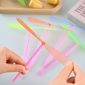100pcs Fun Bamboo Dragonfly Nostalgic Toys, Hand-Rolled Double-Flying Leaf Plastic Dragonfly Toys, Small Party Gifts, Birthday Party Favors