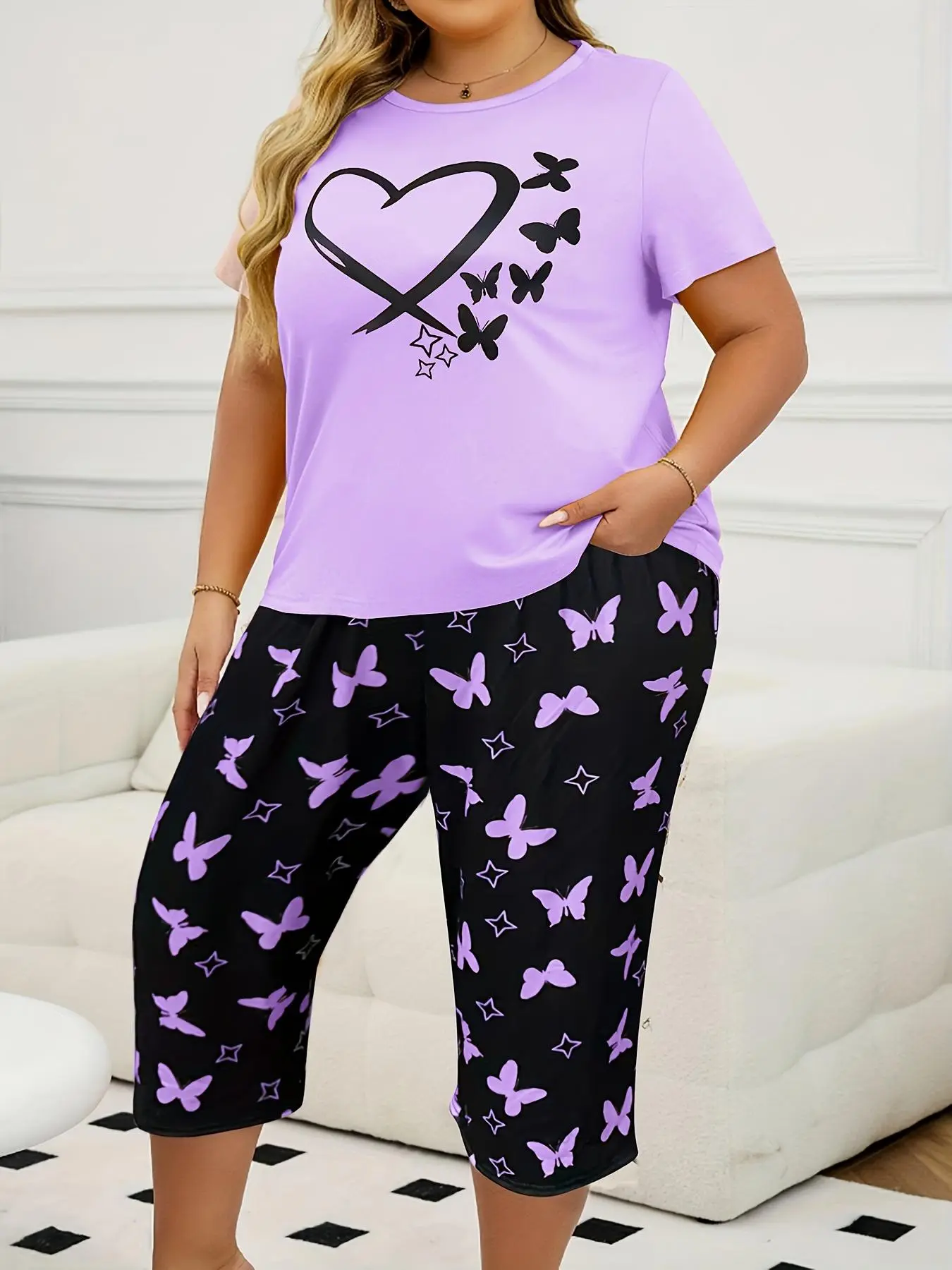 Plus Size Butterfly and Heart Print Tee and Capri Pants Pyjama Two-Piece Set, Casual Comfy Round-Neck Short-Sleeve T-Shirt and Trousers, Women's Summer Sleepwear and Loungewear Pajama Set for Adults, Lounge Pjs Set