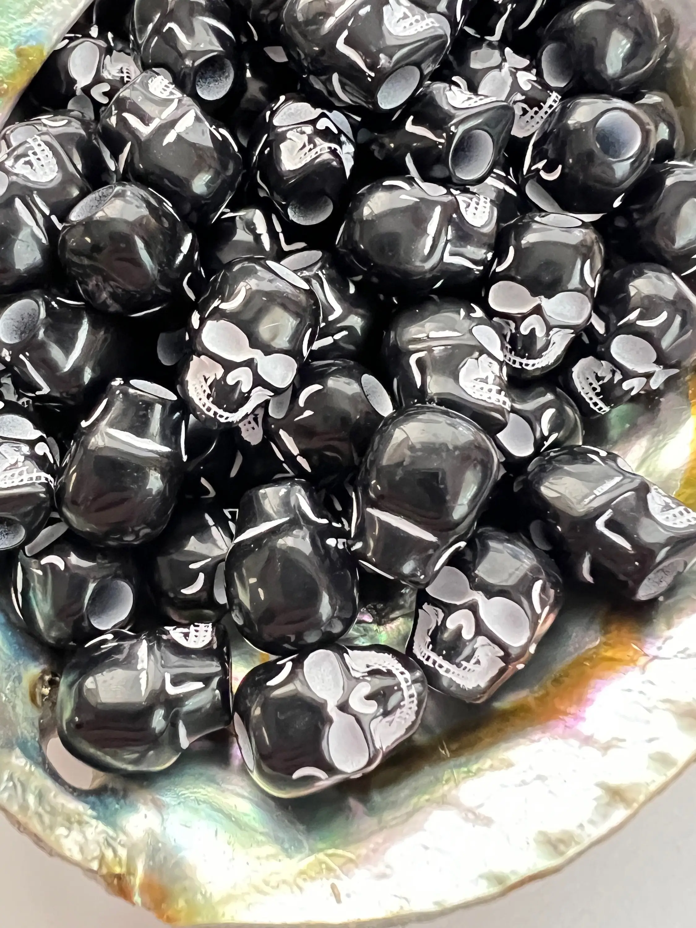 SB2-28- (10PCS) 15mm Black/White Matte Skull Shaped Printed Beads For DIY