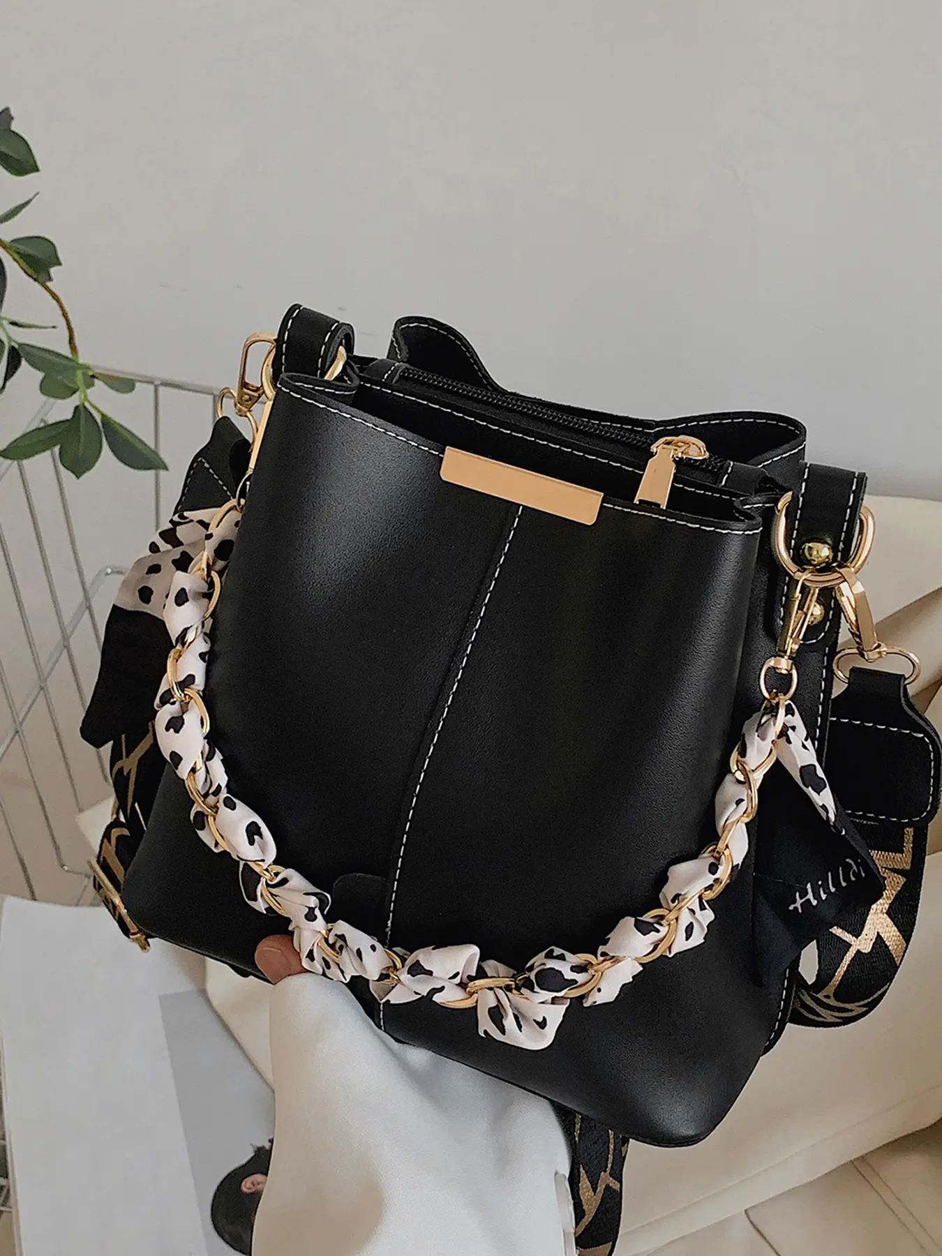 Valentine's Day gift! A simple and versatile solid color crossbody handbag shoulder sling bag for women, with a small capacity that can store mobile phones, lipstick, and keys. It is suitable for dating scenes, daily commuting, and attending parties