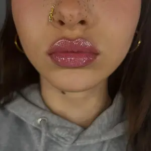 LIPSSOLUSCIOUS Glitter Lip Kit - Pretty Finish for a Shimmering Look, Perfect for Everyday Use, Lip Glitter