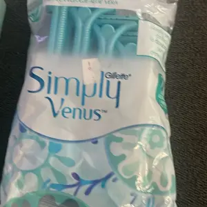 Gillette simply Venus disposable razors pack of 8.