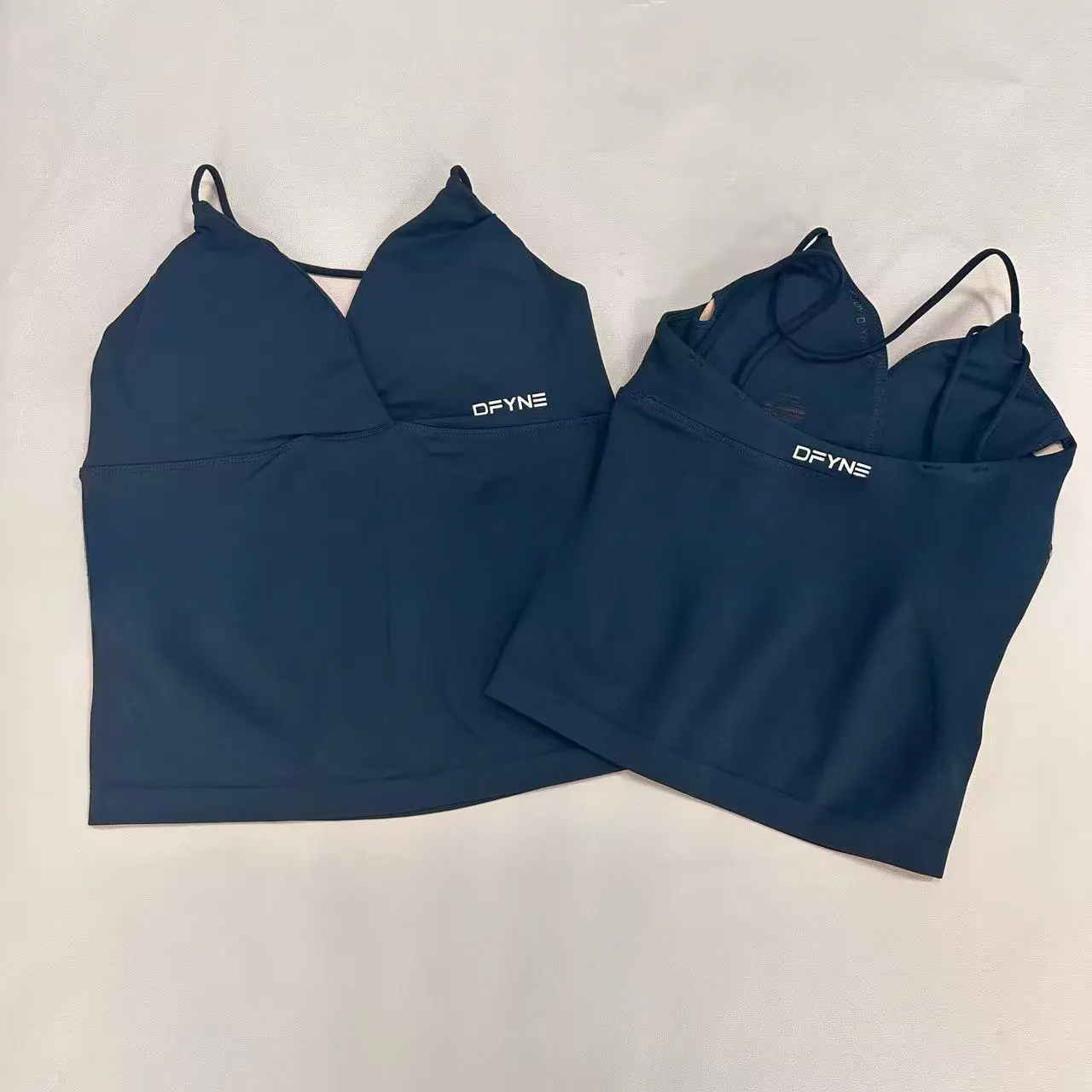 DFYNE's new backless V-neck vest features a seamless design, is quick-drying and breathable, making it perfect for yoga, fitness or as an outer layer