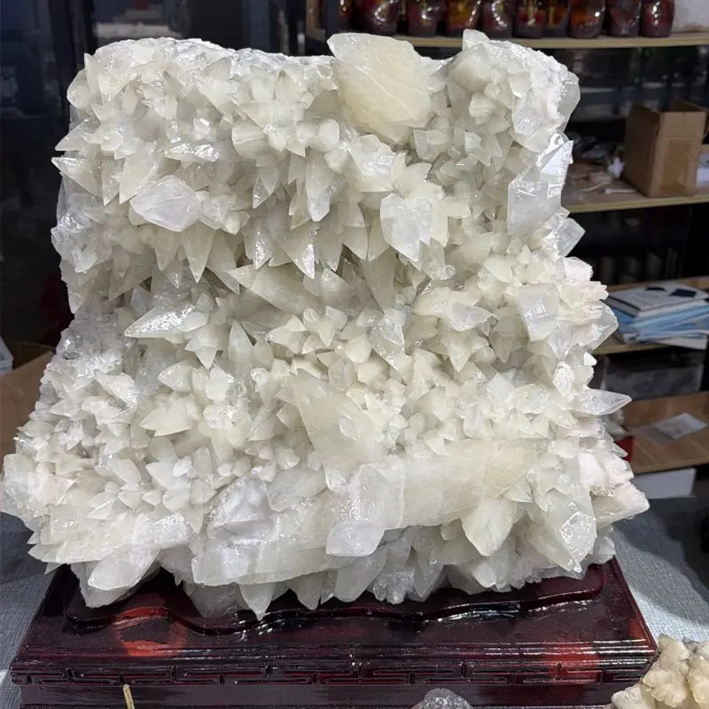 Wolf tooth calcite