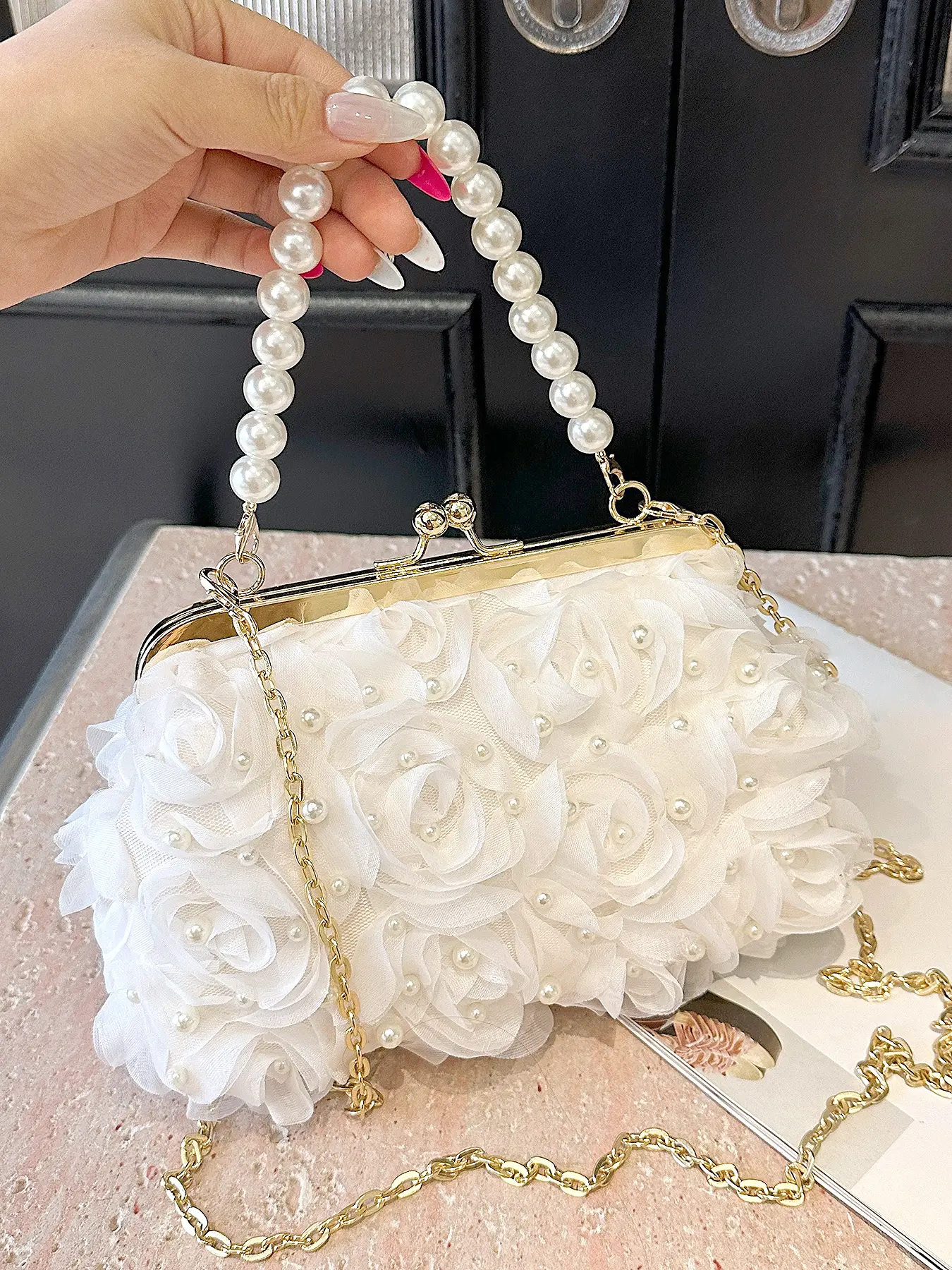 Pearl hand-held flower evening bag, three-dimensional petal chain cross-body small square bag, fashionable, exquisite, small and versatile, suitable for attending banquets, shopping, afternoon tea, etc., Crossbody Chain Bag