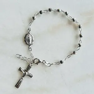 Hermoso Rosario en pulsera.Decenario liso. Con medalla de La Virgen Milagrosa. Plata 925 Hecho en Mexico