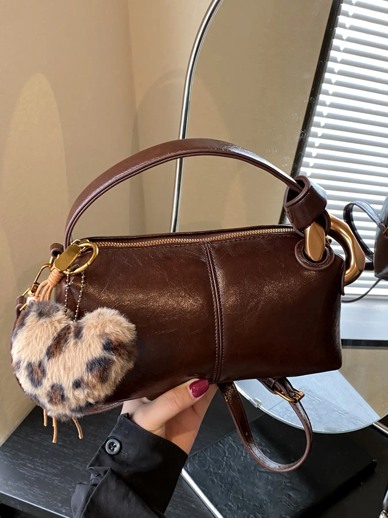 Boston handbag with exquisite heart pendant, casual and versatile one-shoulder crossbody bag, trendy and personalized one-shoulder commuter bag, suitable for daily commuting, matching and other scenarios, Fashionable crossbody bag Cross Body Bags