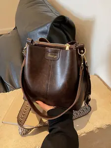 Fashion retro bucket bag, simple new large capacity crossbody shoulder bag, casual niche daily commute handbag.