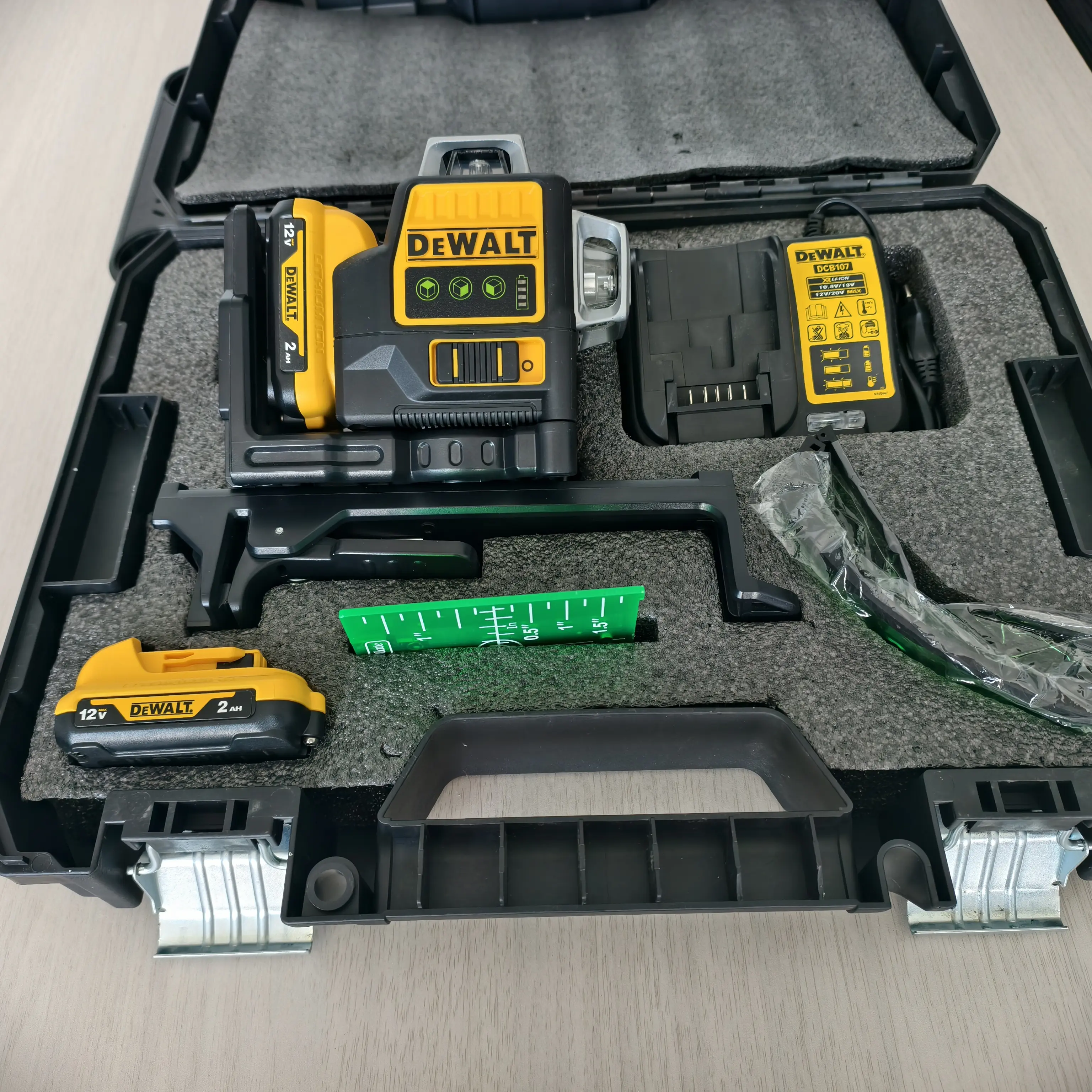 DEWALT 089 360° Green Self-Leveling Laser Level Kit with Hard Case & Fast Charging, Professional High Accuracy Laser Layout Tool, Ideal for Drop Ceiling, Cabinet Installation, Drilling & All Construction Projects