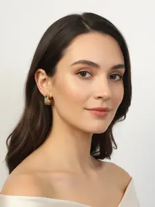 1 pair of retro gold emerald C-shaped earrings, with matte gold texture and warm green chalcedony, suitable for daily wear, vacation and dating occasions, and also a surprising and exquisite small gift.